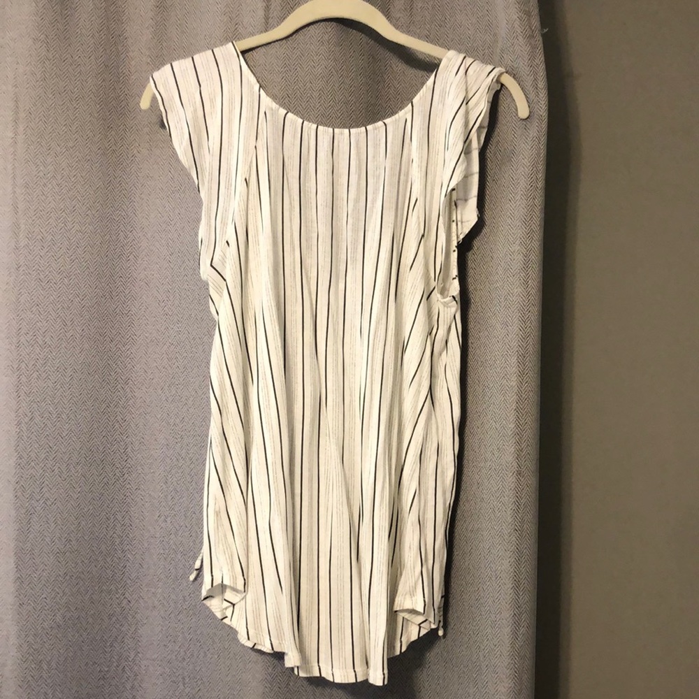 White with grey stripes blouse. Narrow ruffled sleeve. Ties in back. Loft M